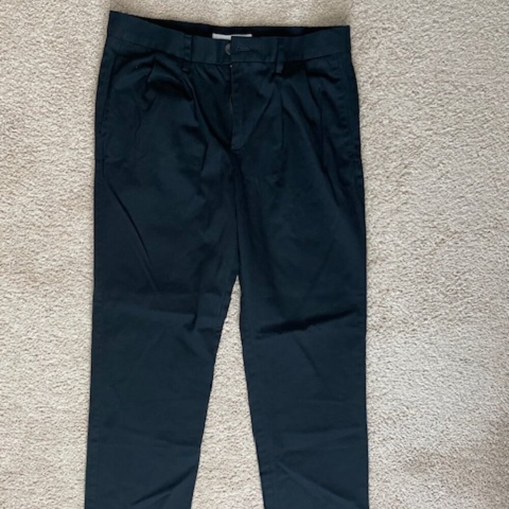 31x34 Men's Classic-Fit Wrinkle-Resistant Pleated Chino Pant Black